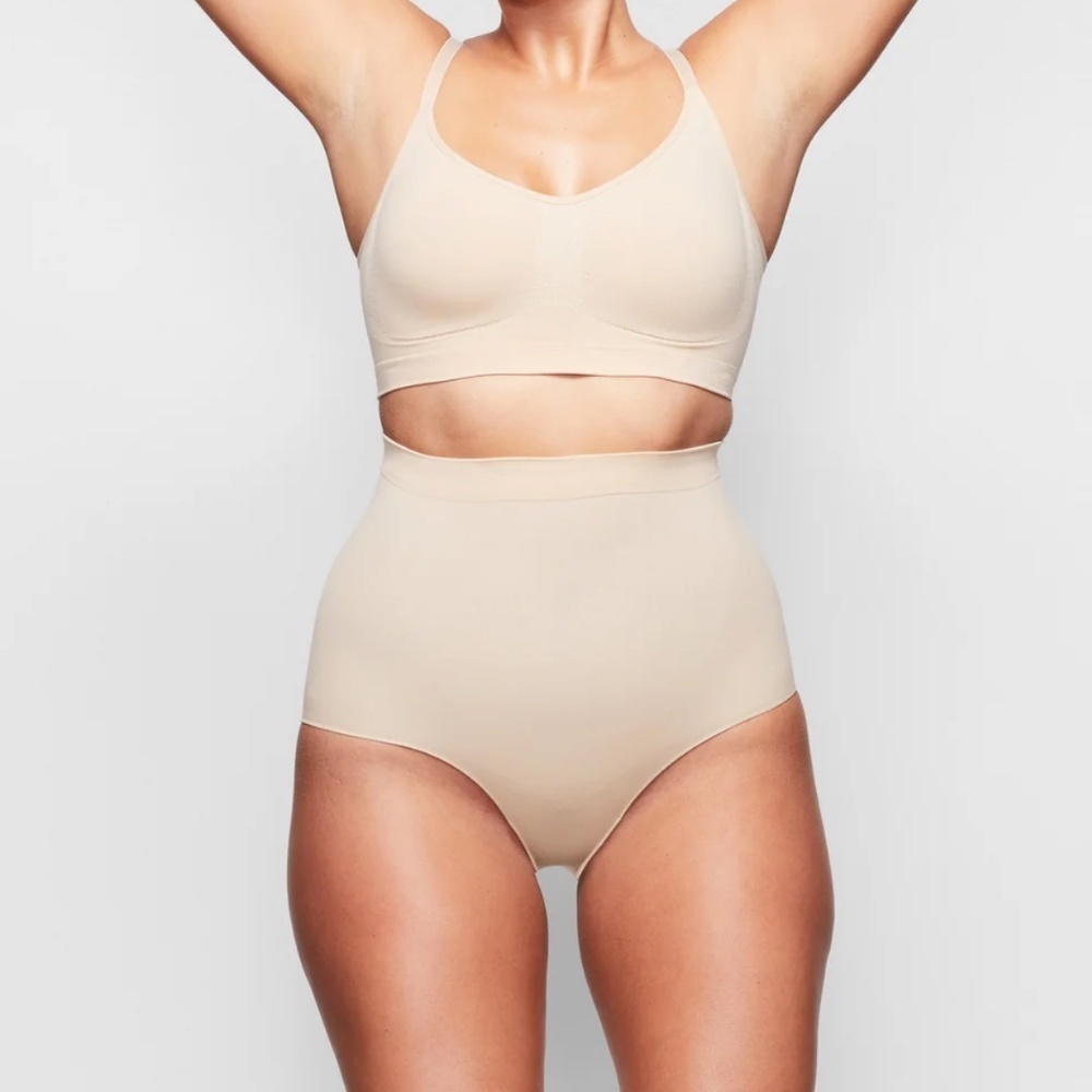 NEW SKIMS Sculpting Mid Waist Brief Clay Size S